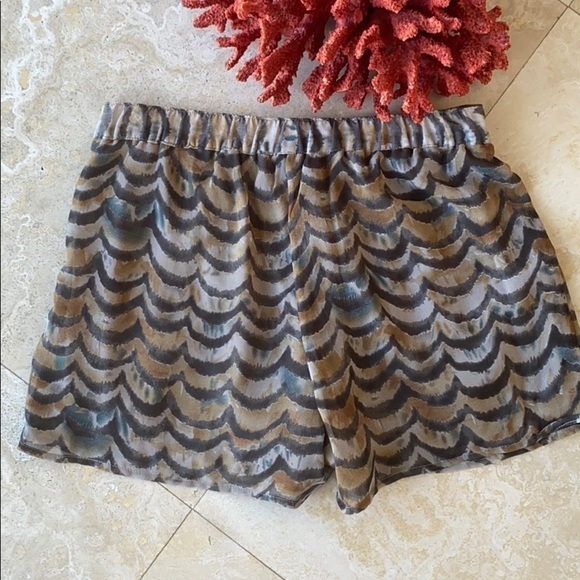 Blu Pepper Elastic silky evening shorts w/ pockets - Picture 7 of 10